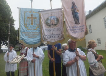 Gyvojo Rožinio procesija Svėdasų šventoriuje.