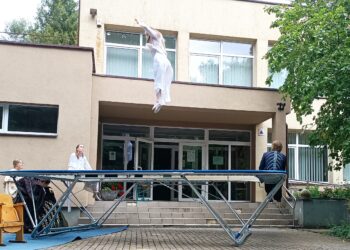 Didžiąją spektaklio „Šarūnas“ dalį aktoriai vaidino ant batuto, dėl to, pradėjus lynoti, žiūrovams teko kiek luktelėti spektaklio pradžios.