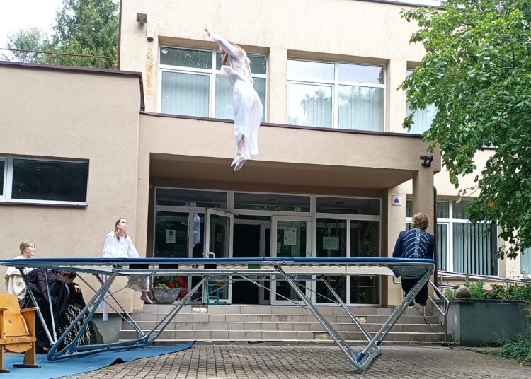 Didžiąją spektaklio „Šarūnas“ dalį aktoriai vaidino ant batuto, dėl to, pradėjus lynoti, žiūrovams teko kiek luktelėti spektaklio pradžios.
