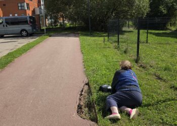 Eidama į ligoninę šaligatvio pakraščiu, kad niekam netrukdytų, prastai matanti senjorė įgriuvo į šaligatvyje žiojinčią duobę ir susižeidė koją.