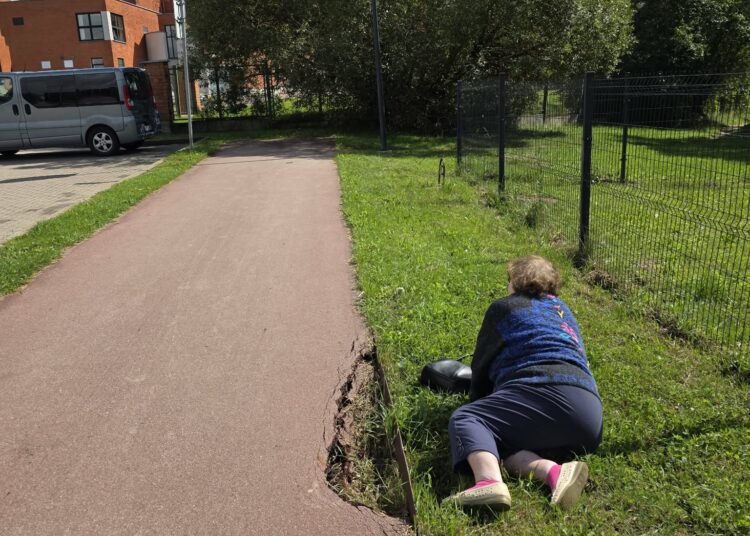 Eidama į ligoninę šaligatvio pakraščiu, kad niekam netrukdytų, prastai matanti senjorė įgriuvo į šaligatvyje žiojinčią duobę ir susižeidė koją.