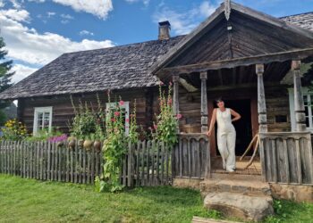 Legų sodybos šeimininkė Rita Vasiliauskienė spėjo ir priimti viešnias, ir iškepti joms duonos, ir pati pakarpyti.