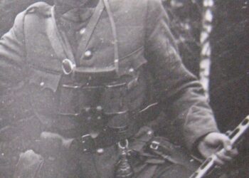 Istorijos vingiuose
Baronų sodybos pradžia laikomi 1921 metai, kuomet tuoj po maišto Rusijoje prasidėjus suirutei, į tėviškę Butėnuose sugrįžęs iš Petrapilio, čia sodybą įkūrė Povilas Baronas (1880-1936). Parvažiavo ne vienas, o su žmona Marijona bei dviem sūneliais – Povilu (g. 1910) ir Petru (g. 1914). Trečiasis – Juozas gimė 1923 metais jau Butėnuose. Viską reikėjo pradėti iš naujo, nes visas Petrapilio uždarbis pražuvo, jo likučius, suradę suslėptas šeimos brangenybes, pereinant per sieną atėmė bolševikai.
Povilas (jam, kiek galėjo, pagelbėjo giminaičiai) greitai prakuto – iškasęs griovius nudrenavo žemę, mat iš 18 hektarų tik 9 dirbamos, o kita – miškas, raistai. Užveisė puikų sodą, pasistatė ūkinius pastatus, trobą. Deja, neilgai jis pasidžiaugė savo naujuoju gyvenimu, mat baigdamas įrengti naują trobą susižalojo ranką, o užkratui užnuodijus kraują, dar pačiame amžiaus gražume pasimirė.
Tuomet ūkį perėmė dar labai jaunas, nors prieš porą metų vedęs vyriausias sūnus Povilas, kuris ne tik sumaniai namie šeimininkavo, bet ir nuolat panirdavo į visuomenės, bendruomenės reikalus. Daugelį metų buvo renkamas seniūnu, išgyveno pirmąją sovietų okupaciją, 1944-ųjų birželį stojo į lietuvių sukilėlių būrį. Tuomet apie karo pradžią vyrams pranešė radijo pasiklausęs kaimynystėje gyvenęs Čiukų terpentino gamyklos šeimininkas Antanas Šukys.
Butėniečių bei kelių vyrukų iš kaimynijos būriui vadovavo šio brolis, buvęs tarpukario šaulys Steponas Šukys. Saugumo dokumentuose minima, kad jis buvęs ginkluotas šautuvu bei pistoletu. Kaip ginklas pažymėtas ir radijo imtuvas. Mano herojus P. Baronas ir Petras Pakštas – būsimas partizanas slapyvarde Gintaras – ginkluoti automatais, Povilo brolis Juozas Baronas, artimas giminaitis Vitalius Baronas, Vaclovas Budreika – pistoletais, Osvaldas Žvirblis – šautuvu, o Aleksys Milčiukas – kulkosvaidžiu. Būryje dar buvo Aloyzas Kazlauskas, Algirdas Prūsas, Jonas, Vilius ir Albinas Pakštai, Benas Žemaitis, Vladas ir Stasys Bieliūnai, Augustinas ir Steponas Žvirbliai, Jonas Šukys, Stasys Niaura ir Povilas Sedelskis. Jie gaudė besitraukiančius raudonarmiečius, saugojo svarbesnius pastatus Svėdasų miestelyje.
Butėnų seniai pasakodavo apie vieno smarkaus vyruko nukautus du besitraukiančius rusų kareivius, o kartą sulaikius ir nuginklavus dvylika ruselių, sodžiuje visų gerbiamas jau minėtas Antanas Šukys svariu žodžiu patarė juos paleisti. Neva, tegul eina į savo Rusiją, juk jie dėl Stalino politikos nekalti...
Vokietmečiu vėl seniūnu paskirtas P. Baronas sumaniai kaimo reikalais rūpinosi, o sovietams 1944 m. sugrįžus, ėmė slapstytis, paėmė į rankas ginklą. Lietuvos kariuomenėje pavyzdingai tarnavęs, jam suteiktas puskarininkio laipsnis, subūręs kovotojus prieš okupantus, sutelkė Žalgirio būrį ir tapo pirmuoju jo vadu, slapyvardžiu Briedis. Išmintingas, nuosaikus ir partizanų būry būdamas saugojo savo kaimą, savo žmones. Dažnai karštesnius bendražygius sulaikydavo nuo beprasmiškų žudynių. Nors, kaip amžininkai prisimindavo, buvo sodžiuje ryšininkų bei ryšininkių, kuriems ir kerštingumas, ir žiaurumas nebuvo svetimas: jie buvo sudarę bene dviejų dešimčių sodiečių sąrašą, kuriuos, kaip sovietams palankius, reikėtų likviduoti.
Bunkeryje Butėnuose
Pirmoji slėptuvė – didelis bunkeris su beveik penkiasdešimties metrų ilgio išėjimo tuneliu įrengtas jauname šile visai netoli namų. Vėliau su kitais vyrais išėjo gyventi į Šimonių girią. Namuose pasiliko nuolat sovietinių pareigūnų, po apylinkes siautėjančių stribų bei kareivių skriaudžiama ir gąsdinama šeima – senutė motina, žmona Marijona ir net penki dar visai nedidučiai, veik pametinukai, sūneliai – Antanas (1935), Vladas (1937), Albertas (1939), Stasys (1941) ir Algis (1943).
Paslapčia jie susitikdavo su kovos kelią pasirinkusiu tėčiu. Ypač užstrigo atmintyje paskutinis susitikimas prietėmių apgaubtoje tankmėje, slėnyje netoli namų. Ten tris didžiuosius berniukus atvedė močiutė. Tėvas jau buvęs barzdotas ir Albertas jį prisimena tarsi per miglą – paglostęs, tarsi palaiminęs savo berniukus, o močiutę padrąsinęs. Sakęs, kad nebeilgai reiksią kentėti, kad greitai Lietuva būsianti laisva, matyt, tikėjosi Amerikos pagalbos. Iki šiol gyvi keisto jaudulio, rimto vyriško apkabinimo atšvaitai.
Mirtis vadą ištiko tada, kai žmona Marija, nuteista už ryšius su partizanais, jau kalėjo lageryje, o visi penki mažieji broliukai Baroniukai kartu su močiute 1948 m. sausį buvo ištremti į Sibirą. Tų pačių metų rugpjūčio pabaigoje, partizanų grupei užklydus į Bajorų kaimo Niaurų sodybą, Briedis sutemose žengė per verandą į vidų, iš kur prapliupo serija šūvių. Sunkiai sužeistas į vidurius dar suvokė, kad tuos šūvius paleido gerai pažįstamas bendražygis. Neva suklydo, pamanė, kad į trobą veržiasi priešai. Žmonės kalbėjo, kad Briedis tapo tarp partizanų atsiradusios trinties, vidinės nesantaikos auka. Gydytojas apžiūrėjęs žaizdas patikino, kad išgyventi įmanoma tik patekus į ligoninę. Tačiau tai buvo neįmanoma – bene trečią dieną po sužeidimo vadas mirė bunkeryje. Kovos draugų palaidotas, saugumiečių dar buvo atkastas atpažinti, tik po kelių dešimtmečių artimųjų perlaidotas pašventintoje žemėje – partizanų panteonu tapusiose Sliepsiškio kaimo kapinėse.
Alberto pajautos
Močiutė tikėjosi, kad jos su mažais vaikais, kurių vyriausiam tik dvylika metų, sovietų valdžia nelies – kokia iš jų nauda. Tačiau sovietai buvo pasirengę sunaikinti visą vado šeimą, vadovavosi senu kraugerių kolonistų principu: „Užmušk vadą ir jo sūnų…“ O kai atvyko išvežti, senolė galvojo, kad iš Svėdasų ar Kupiškio tai tikrai paleis.
(Nukelta į 7 psl.)
(Atkelta iš 6 psl.)
Bet rusas kareivis patarė įsidėti daugiau maisto, šiltų drabužių, nes nenuvažiuosią gyvi net iki tremties vietos.
To žmogaus palankumas gelbėjo – kaimynas Antanazas papjovė kiaulę, mėsą sudėjo į maišus, tad kelionėje iš Kupiškio stoties iki Tomsko apylinkių kaimelio Asino maisto turėjo pakankamai.
Tačiau pasibaigus naminėms gėrybėms, prasidėjo tikriausi vargai. Baroniokų močiutė išmaitinti nepajėgė, juos paėmė į vaikų namus. Ten maitindavo skurdžiai, liesa sriuba, dažnai iš peršalusių kopūstų, kurią srebiant auklėtoja ramindavo: „Valgykit sriubą su duona, tai pasisotinsit.“ Duoną daugelis pasilikdavo, pasislėpdavo kokiame plyšyje lauke, kad laukiniai paukščiai nepasiektų. Šlapios riekės sušaldavo ir tapdavo valiutos vertu gardėsiu – pačiam suvalgyti ar į kokį gėrį su likimo draugais išmainyti.
Rusai mokytojai ir auklėtojai tarp savęs kalbėtis lietuviškai draudė, o išgirdę skaudžiai bausdavo. Broliai ėmė saugotis ir mokykloje tarpusavy kalbėjosi rusiškai. Palengva rusiška aplinka, o paskui jau ir atskirtis paaugus visai ištrynė jiems iš sąmonės gimtąją kalbą. Net jau porą metų mokyklą Butėnuose lankęs Albertas neatsilaikė – jo atmintyje išliko vos keli paprasčiausi lietuviški žodžiai. Tuose vaikų namuose nuolatos vyko kova už būvį – už savo teises ir šiokį tokį padorų egzistavimą turėjai kovoti visomis jėgomis – sukaupęs valią ir suspaudęs kumščius.
Vado sūnūs atsilaikė. Karžygiškas užsispyrimas? Jis padėjo tapti lyderiais – nutiko, kad dėl viršenybės kartą susipešė su vyresniu broliu Vladu. Jo laukė toks pat likimas kaip brolių – keleri metai rusiškoje mokykloje, o sulaukus 15-os – į technikos mokyklą, kur rengdavo šaltkalvius, traktorininkus ar vairuotojus. Ten po aštuonmetės pateko brolis Vladas, tačiau Albertas labai prastai matė. Net stipriausi akiniai negelbėjo: tam, kad galėtų matyti, ką mokytojas rašo ant lentos, visuomet sėdėjo pirmame suole. Baigus septynmetę, komisija nustatė, kad į traktorininkų mokyklą netinkamas, tad tegul toliau mokosi vidurinėje. Tuomet Albertas suprato, kad jo viltis yra mokslas. Veikiai tapo vienu geriausiųjų ir moksluose, ir visuomeninėje veikloje. Buvo išrinktas delegatu į sąjunginį jaunimo festivalį Maskvoje, jam ta proga net pasiuvo kostiumą, bet, matyt, sužinoję, kad jaunuolis iš liaudies priešų šeimos, iš delegatų sąrašo išbraukė. Matyt, dėl tokios pat priežasties vėliau, jau būdamas dėstytoju, negalėjo išvykti į Vokietijos demokratinę respubliką. Baigęs dešimtmetę, guvusis bei gabusis Baroniukas stojo į garsųjį Tomsko universitetą. Pavyko tik iš antro karto – metus darbavosi statybose, glausdamasis pas tremtinį, vos dvylikos kvadratų kambaryje su šeima gyvenusį dėdę Juozą Baroną. Pasirinko studijuoti istoriją. Buvę įdomu, ypač praktikose, kai dalyvavo tyrinėjant Pečioros upės uolų piešinius. Baigęs universitetą, mokėsi aspirantūroje ir pasiliko dėstyti. Vėliau, stingant darbo grynosios istorijos srityje, teko pasukti kultūros istorijos kryptimi, tapo docentu, mokslų daktaru. Lietuvai atgavus nepriklausomybę, sumanė sugrįžti gyventi į Tėvynę.
Sugrįžimas į Lietuvą
Iš Sibiro į tėvynę pirmą kartą atvyko 1964 m. rugpjūtį, susitaupęs iš studentiškų pajamų kelionei. Namas dar 1949 m. buvo pervežtas veik į patį Butėnų kaimo centrą – kolūkio kontorai. Taip sakant, „pirmasis pajus“, kaip ir likusieji trobesiai, sodyba ir žemė.
Sibiro svečiui namai rodėsi kitokie, jau ne jo namai. Į juos pažiūrėjęs tik iš tolo. Tikėjosi brangių dalykų dar surasti sodybvietėje, tačiau ten buvo telikęs iš didžiulių akmenų sumūrytas rūsys, jo po dešimtmečio neliko, o iš puoselėto sodo užsilikusi vienintelė vyšnaitė. Slogūs įspūdžiai, tačiau Lietuva traukė. Baigęs mokslus svarstė sugrįžti, tačiau iškilo netikėta problema – beveik nebemokėjo kalbėti lietuviškai.
Albertas, kaip ir visi broliai, vedė rusę. Nūnai šypsodamasis prasitarė, kad tik tada, kai Sąjūdžio metais Tomske kūrėsi Lietuvių kultūros draugija, pastebėjęs, kad tame mieste gyvenę ir lietuvaičių. Pažymėjo, kad dabar dažnai sakoma, kad Sovietų Sąjungą sugriovė Lenkijos „Solidarumas“ bei kitų socialistinių šalių nacionaliniai judėjimai, tačiau Albertas mano, kad čia daugiausia nusipelnė lietuviai, ir, žinoma, patys rusai. Juk tautų išlaisvinimą lėmė toje didžiulėje imperijoje išaušęs laisvės pavasaris.
Buvo bandoma kurti demokratinę visuomenę, daug prisidėjo Gorbačiovas, o ypač Jelcinas, kuris atvėrė vartus lietuviams išeiti iš buvusio tautų kalėjimo. Greitai durys užsitrenkė, o Rusija sugrįžo prie senos, totalitarinės, imperinės tvarkos.
Po 1990-ųjų įsirašęs į sugrįžtančiųjų represuotųjų programą, Albertas sugrįžo, gavo butą Vilniuje, lankė lietuvių kalbos kursus, bet net praėjus daugiau nei dvidešimčiai metų tobulai lietuviškai kalbėti nebeišmoko. Gimtąja kalba šneka lėtai dėliodamas žodžius, ima ir užstringa viduryje sakinio. Nuolat skaito knygas lietuviškai. Perskaitęs nemažai tremtinių atsiminimų, Rūtos Šepetys knygą „Tarp pilkų debesų“, kurioje suradęs ir daug meninių pagražinimų. Akys jau ne tos, todėl didžiausias pasaulio pažinimas ir malonumai pasiekia klausantis – mėgsta per radiją paklausyti klasikinės muzikos, operų, įvairiausių žinių ir, žinoma, seniai pamėgtos ir savos stoties –„Radio svoboda“ – laidų rusų kalba. Vasaromis jo gyvenimas slenka sodžiuje, gimusio Tomske pusbrolio Petro sodyboje. Mėgsta pasikrapštyti darže, į valias vaikšto po mišką, kartais nuklysdamas net iki Sliepsiškių, kur aplanko tėvo kapą.
Barono vila
Pokariu sovietų sunaikintą Baronų sodybą tuoj po 1990-ųjų vėl kurti pradėjo žemes susigrąžinęs Juozas Baronas. Jo sumanymą kantriai tęsia sūnus Petras su šeima, žingsnis po žingsnio sukūrė puikią vietą savam gyvenimui bei kultūrinę pramoginę oazę visuomenei. „Barono vila“ šalyje žinoma kaip viena moderniausių ir sėkmingiausių kaimo turizmo sodybų. Vėlų 2015-ųjų rudenį Butėnų kaimo pokario partizanams skirtoje šventėje, besižvalgydamas Baronų sodybos poilsinėje „Barono viloje“, Panevėžio vyskupas-emeritas Jonas Kauneckas stebėjosi ir kartu esantiems pamokomai kalbėjo: „Matot, kokie mes, lietuviai, esame: sovietai šaudė, trėmė, viską sunaikino – ir štai kaip viskas naujai atstatyta, padaryta…“
Dabar karūnuoto laisvojo girių elnio logotipu su atgimimo data – 1998-aisiais – pažymėta Baronų sodyba klesti. Ten švenčiamos Petrinės, ten nuolatos užsuka įdomių žmonių, ten istorija susipina su dabartimi bei ateities viltimi švyti. Ten aš dažnai sutinku vasaromis atostogaujantį neeilinio likimo žmogų – Tomsko universiteto docentą, po ilgų gyvenimo klajonių ir vėl į tėvynę gyventi sugrįžusį šeimininko pusbrolį Albertą Baroną.