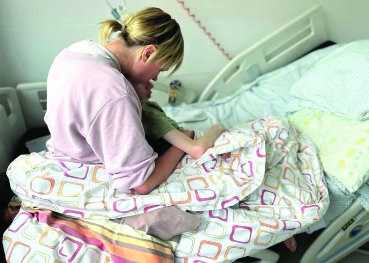 Vakaris Šepkus didelę laiko dalį kartu su mama Vaida praleidžia ligoninėse. Genetine liga sergantis berniukas nekalba, jam reikalinga nuolatinė pagalba ir priežiūra. Nuotrauka iš Šepkų šeimos albumo