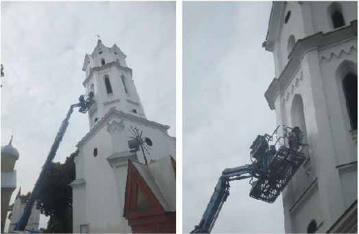 Dažant varpinės stogą ir sienas nesuskaičiuojamą daugybę kartų į aukšybes kilo modernaus keltuvo „krepšyje“ įsitaisę meistrai...