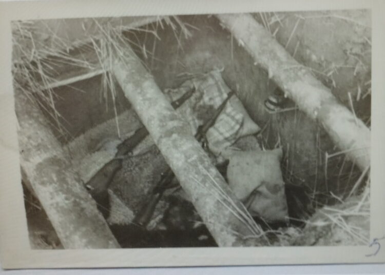 1945–06–26 Kalučiškės kaime Jūžintų apylinkėje dirbamam lauke čekistų aptikto ir sugriauto bunkerio nuotrauka.