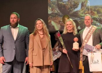 Pirmosios vietos „Metų ūkis 2026“ apdovanojimą gavo Ingrida ir Saulius Čižai (dešinėje).
Juos sveikino Anykščių rajono sąjungos pirmininkas Dainius Arlauskas ir Lietuvos žemės ūkio konsultavimo tarnybos Anykščių biuro vadovė Vilma Lebedė.