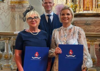 Inauguracijos į bajorus ceremonija Palėvenės šv. Dominyko bažnyčioje Loreta Stonienė (kairėje) kartu su vaikais Liudu ir Ugne.  2026 metų liepos 25 diena.