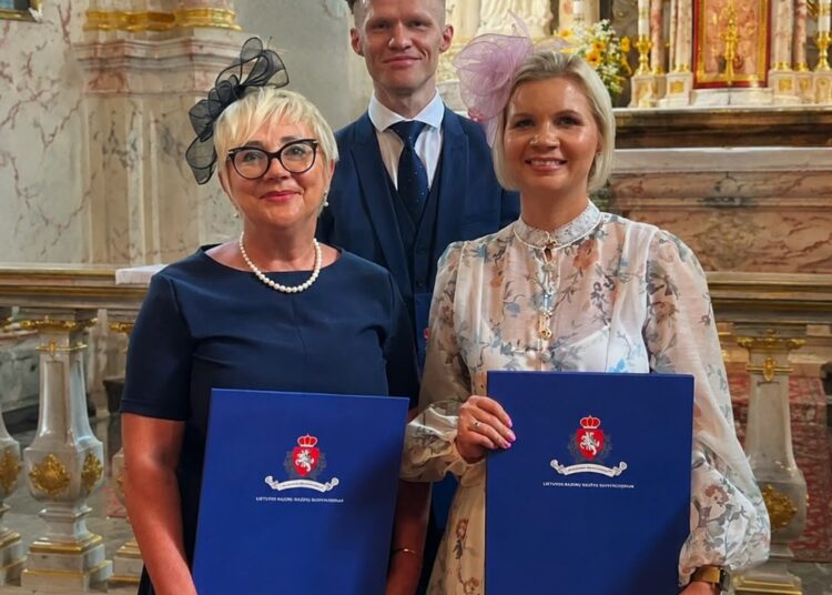 Inauguracijos į bajorus ceremonija Palėvenės šv. Dominyko bažnyčioje Loreta Stonienė (kairėje) kartu su vaikais Liudu ir Ugne.  2026 metų liepos 25 diena.