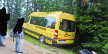 Į griovį geltonasis autobusiukas įvažiavo vengdamas susidūrimo su priešpriešiais atvažiuojančiu automobiliu.     Skaitytojos nuotr.