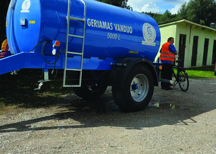 Po audros dingus elektrai, dingo ir vanduo – tik po kurio laiko UAB „Anykščių vandenys“ prie rajono seniūnijų pastatė tokias geriamojo vandens cisternas.