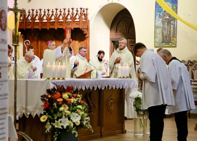 Anykščių šv. Mato bažnyčioje kartu su šešiais dvasininkais šv. Mišias aukojo Panevėžio vyskupas Linas Vodopjanovas.