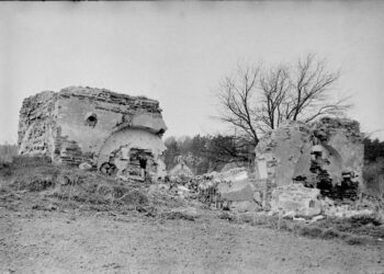Sugriuvusi Baltadvario (Mūrinių Videniškių) pilies rytinių įvažiuojamųjų vartų arka. 1962 m.