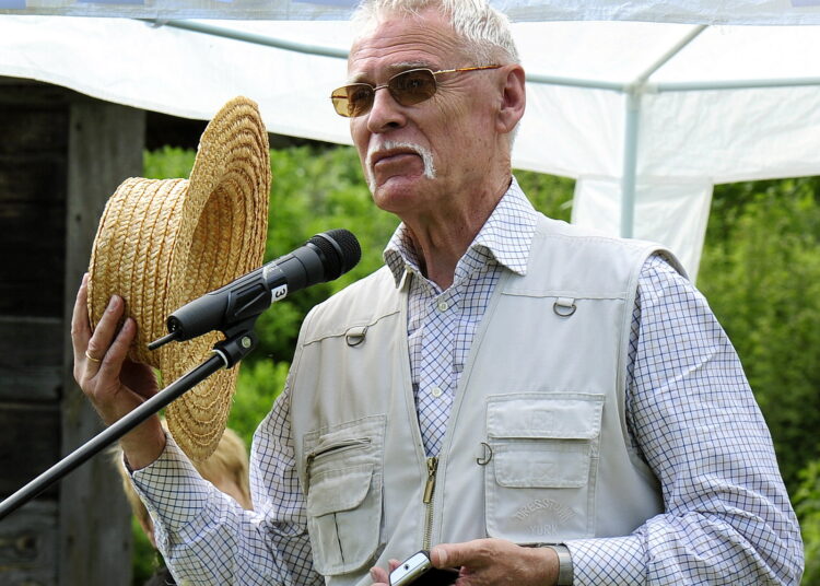 Dailininkas Arvydas Stanislavas Každailis „Poezijos pavasaryje“ Senadvaryje 2011 metais.