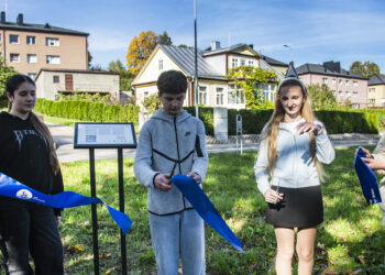 Ukrainiečių tako atidaryme juostelę kirpo ir Anykščių mokyklose besimokantys ukrainiečiai moksleiviai.
