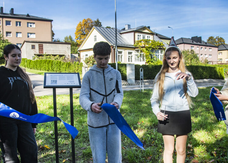 Ukrainiečių tako atidaryme juostelę kirpo ir Anykščių mokyklose besimokantys ukrainiečiai moksleiviai.